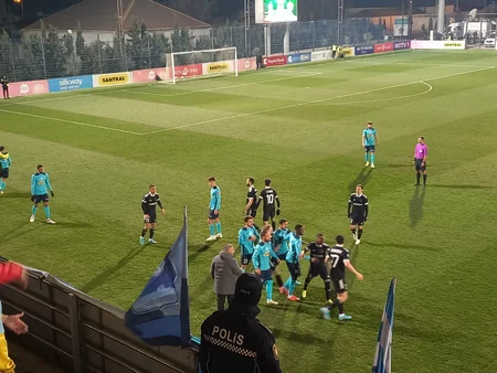Zirə - Qarabağ oyununda futbolçular arasında insident olub