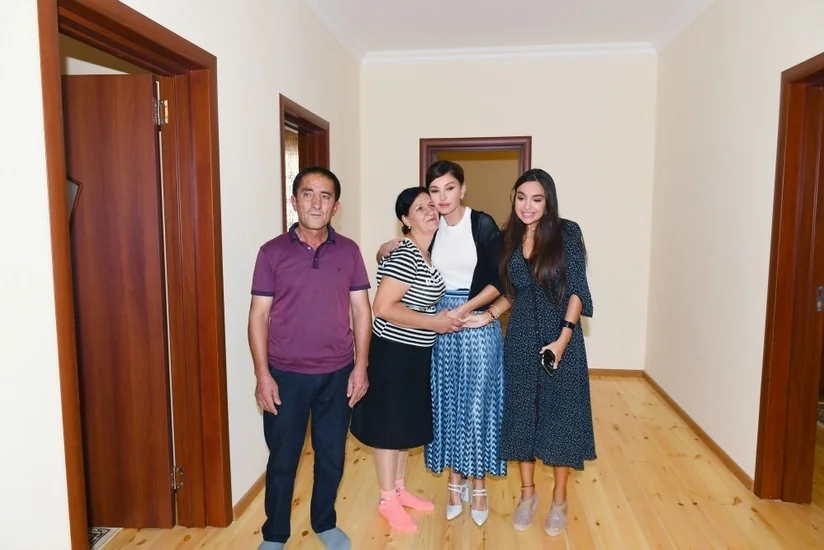 Birinci vitse-prezident Şamaxıda zəlzələdən qəzalı vəziyyətə düşmüş evin yerində inşa edilən evdə yaradılan şəraitlə tanış olub - YENİLƏNİB
