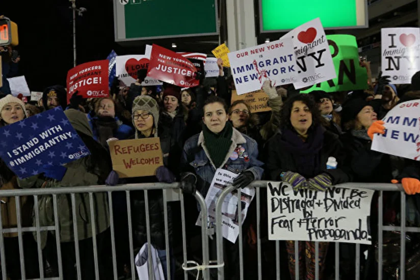 Nyu-York aeroportunda qaçqınların saxlanılmasına qarşı etiraz aksiyası keçirilib