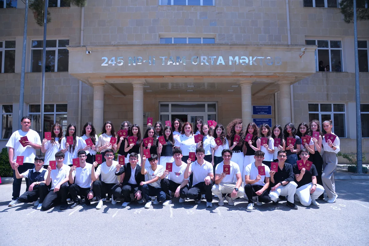 Bakıda 2 213 nəfər məktəbi fərqlənmə attestatı ilə bitirib