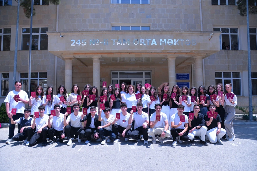 Bakıda 2 213 nəfər məktəbi fərqlənmə attestatı ilə bitirib