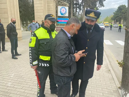 Polis Ağsuda piyadaları və sürücüləri cərimələdi