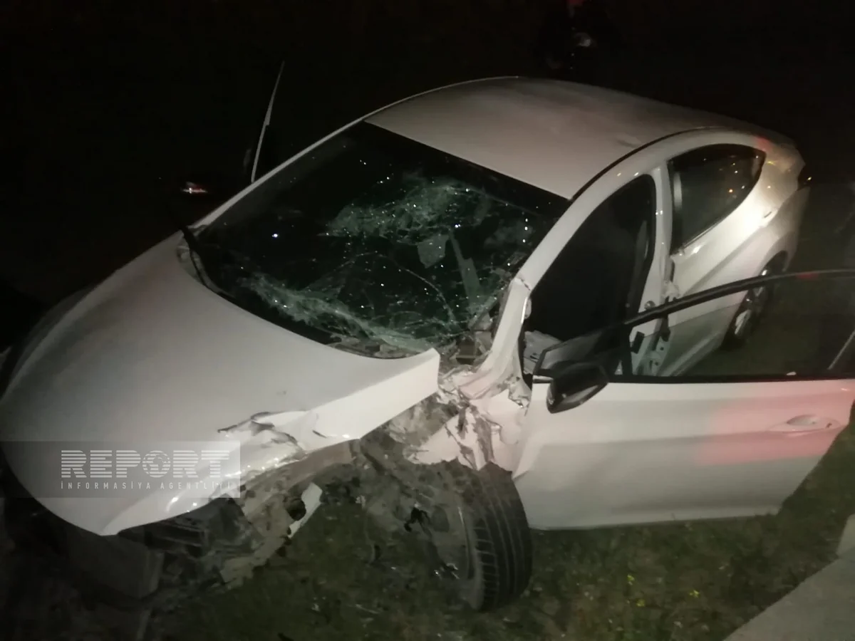 Bakıda avtomobil beton maneəyə çırpılıb, ölən və xəsarət alanlar var