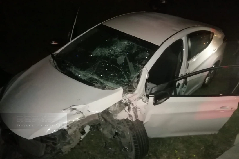 Bakıda avtomobil beton maneəyə çırpılıb, ölən və xəsarət alanlar var