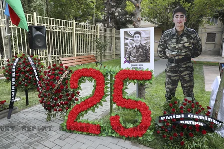 Ailəsi ilə danışdıqdan 40 dəqiqə sonra şəhid olan hərbçinin xatirə lövhəsi açılıb