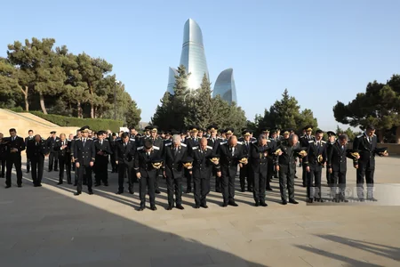 Kamran Əliyev prokurorluq işçilərinin peşə bayramı münasibətilə Fəxri xiyabanı ziyarət edib