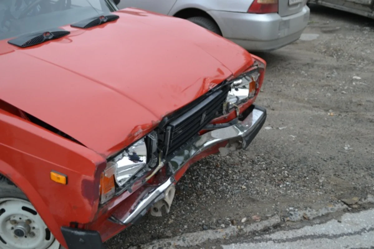 Ağdaşda avtomobil maneəyə çırpılıb, xəsarət alanlar var - YENİLƏNİB