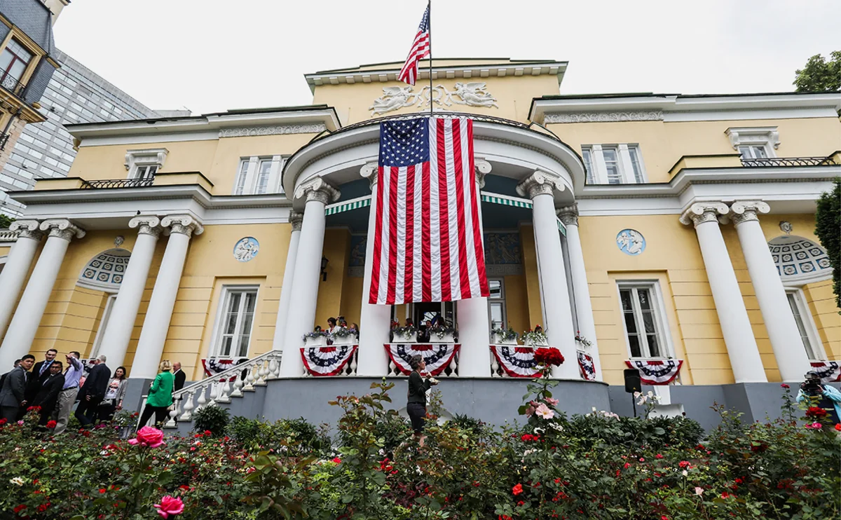 Неизвестный прорвался на территорию резиденции посла США в Москве