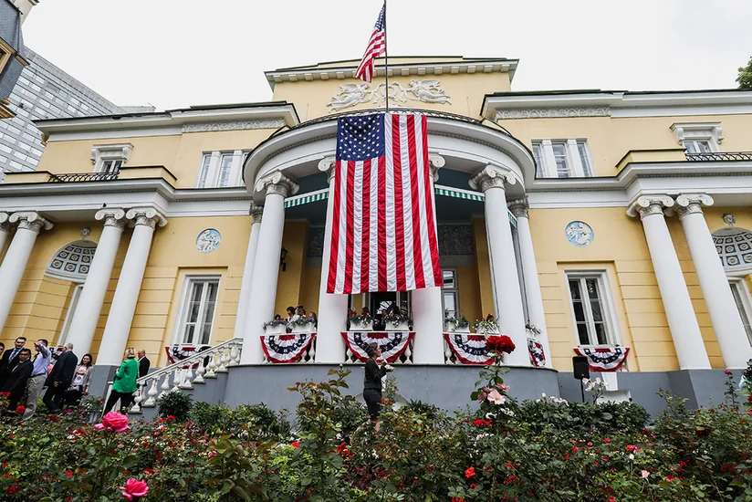 Неизвестный прорвался на территорию резиденции посла США в Москве