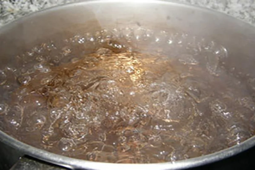 Kürdəmirdə körpə qaynar sudan yanıb