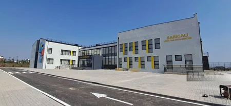 Sarıcalı kənd tam orta məktəbinin binası müasir tələblərə uyğun inşa edilib