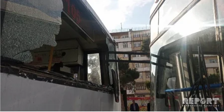 Bakıda sərnişin avtobusu qəza törədib - FOTO