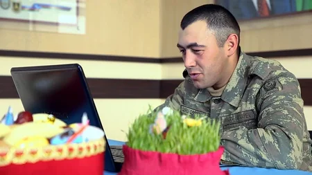 Əsgərlər ailə üzvlərinə bayram təbriklərini videoəlaqə vasitəsilə çatdırır - VİDEO