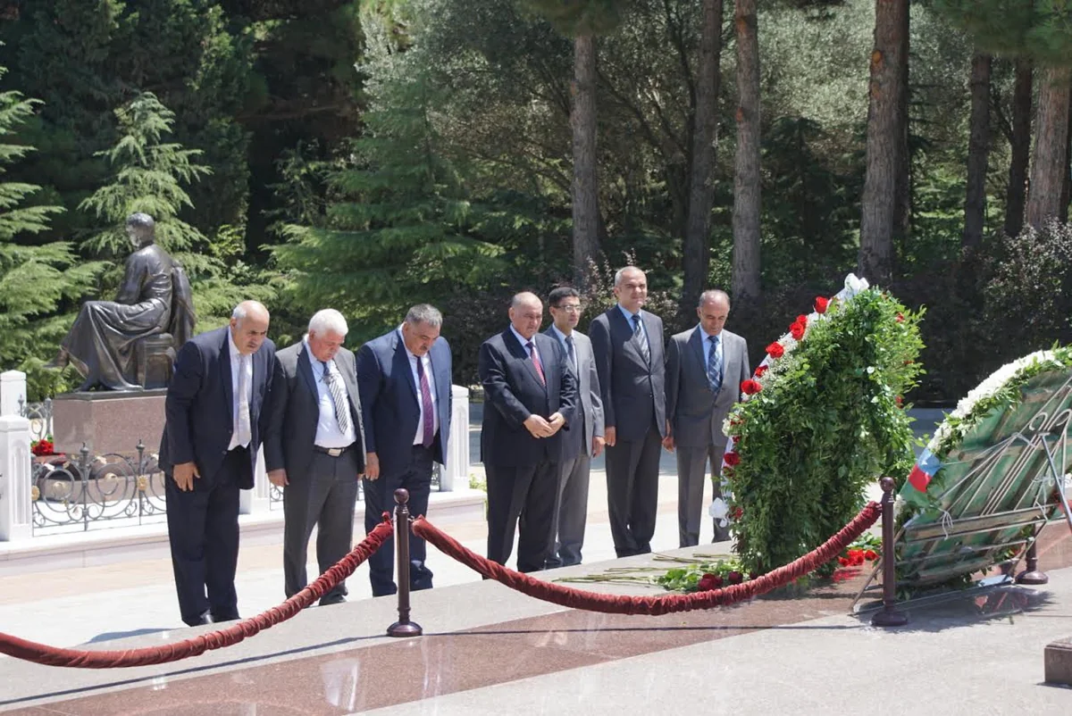 ​ANAMA kollektivi ümummilli lider Heydər Əliyevin məzarını ziyarət edib - FOTO