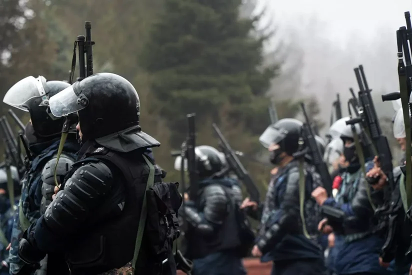 В Алматы началась интенсивная перестрелка между военными и вооруженными людьми