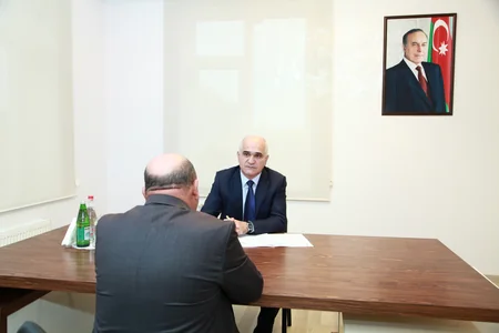 İqtisadiyyat naziri Biləsuvarda vətəndaşları qəbul edib