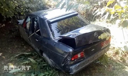 Oğuzda avtomobil ağaca çırpılıb, üç nəfər xəsarət alıb - FOTO
