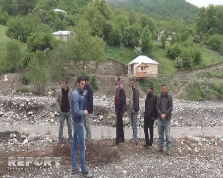 Qubada sel körpünü dağıdıb, müəllim və şagirdlər məktəbə gedə bilmir - FOTO
