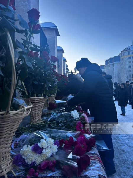 К посольству Азербайджана в Астане казахстанцы несут цветы