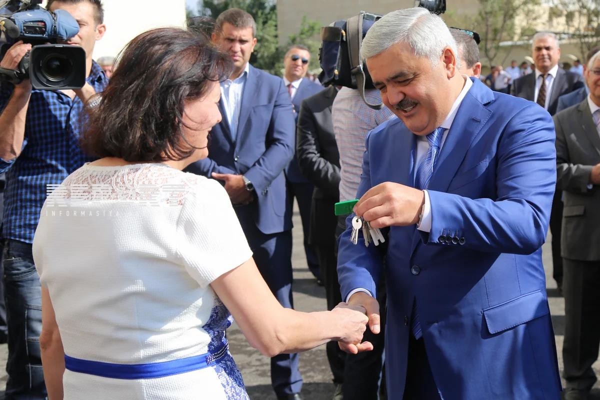 ​SOCAR prezidenti neftçilərə yeni mənzillərin orderlərini təqdim edib