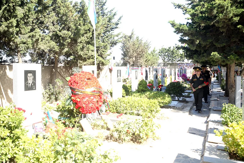Müdafiə Nazirliyinin nümayəndələri Mübariz İbrahimovun məzarını ziyarət edib