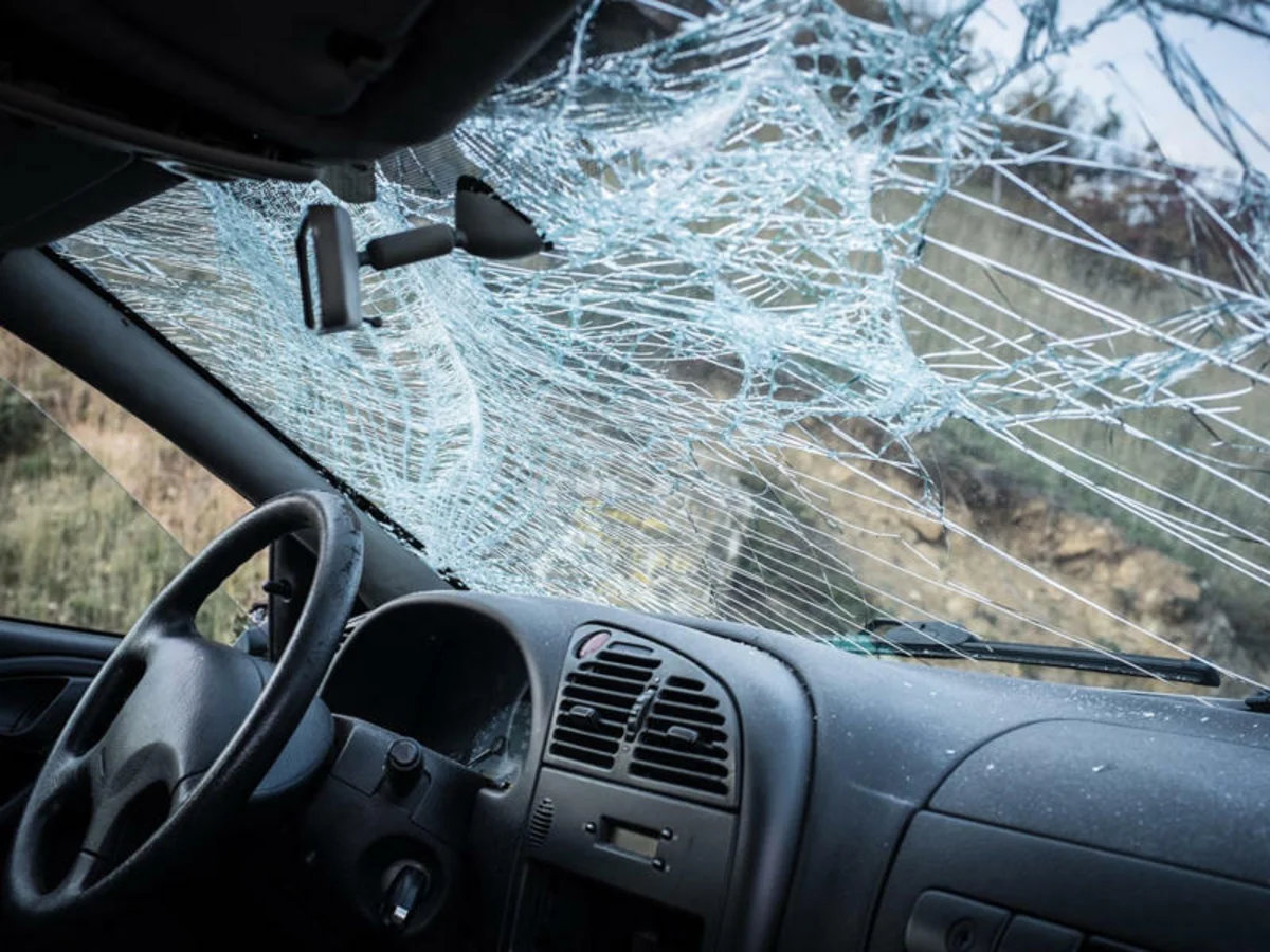 Şəmkirdə idarəetmədən çıxan avtomobil aşıb, xəsarət alanlar var