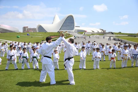 Heydər Əliyev Mərkəzinin parkında karate dərsi keçirilib