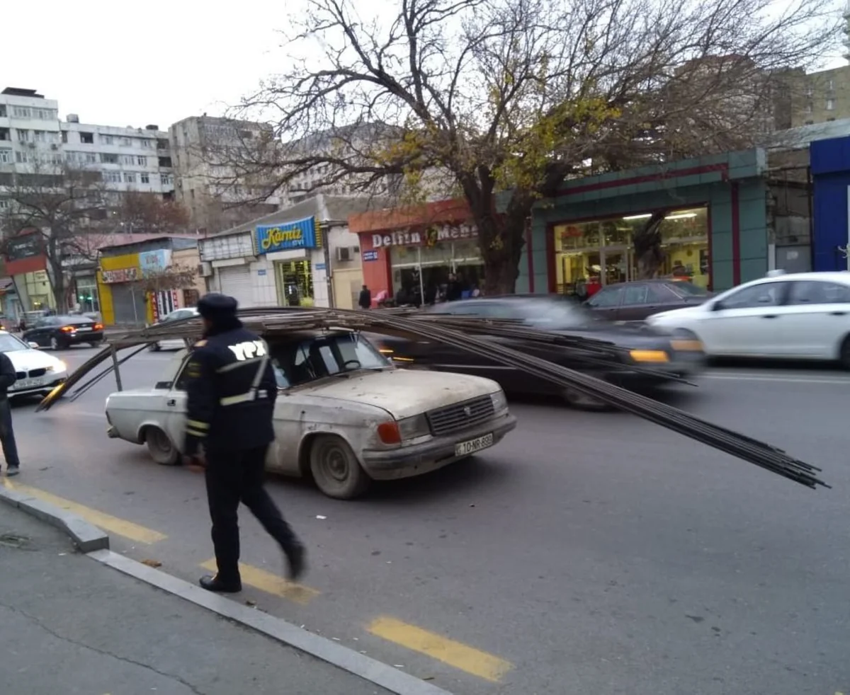 Bakıda yol hərəkəti qaydasını pozan sürücü özünə və polis əməkdaşına yanıq xəsarətləri yetirib - RƏSMİ