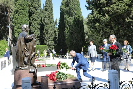Ümummilli Lider Heydər Əliyevin xatirəsi anılır - FOTOREPORTAJ