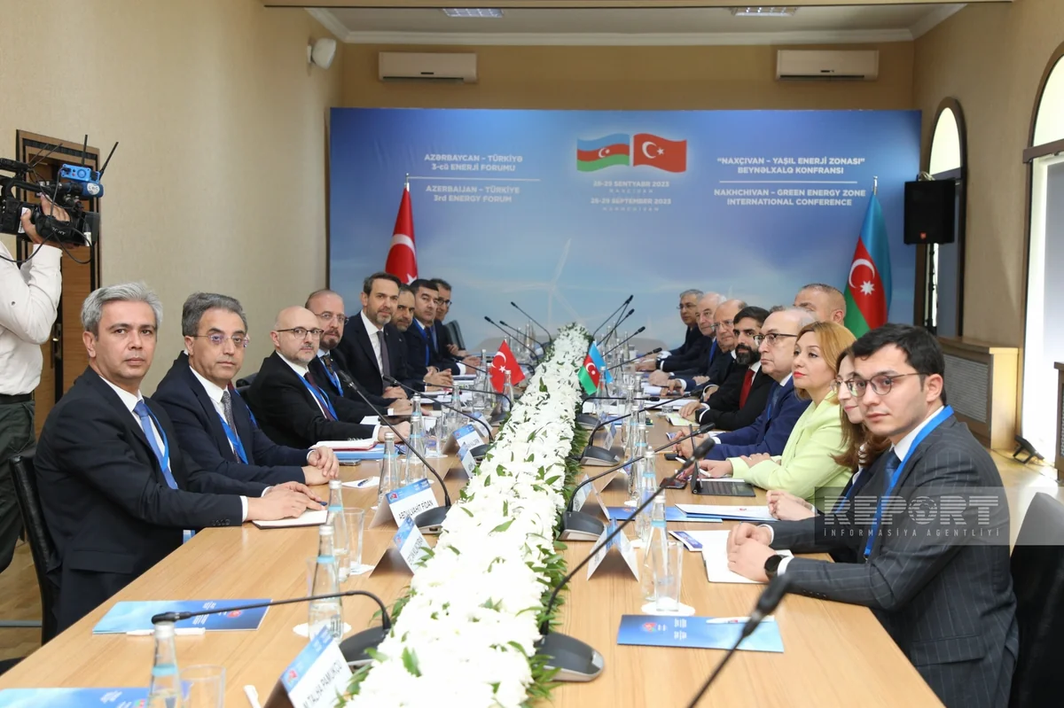 Azerbaijani and Turkish delegations discussing energy cooperation