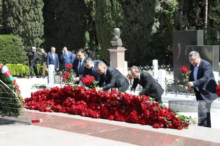 Ümummilli Lider Heydər Əliyevin xatirəsi anılır - FOTOREPORTAJ