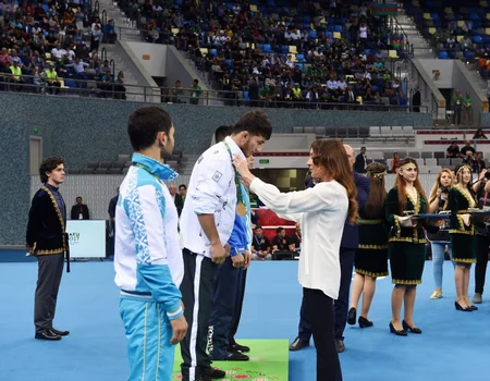 Mehriban Əliyeva İslamiadanın çempionu olan qadın güləşçimizə qızıl medalı təqdim edib