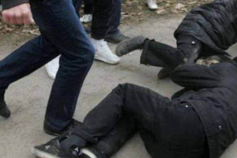Bakıda dərs zamanı səs salan şagird müəllimin oğlu tərəfindən döyülüb