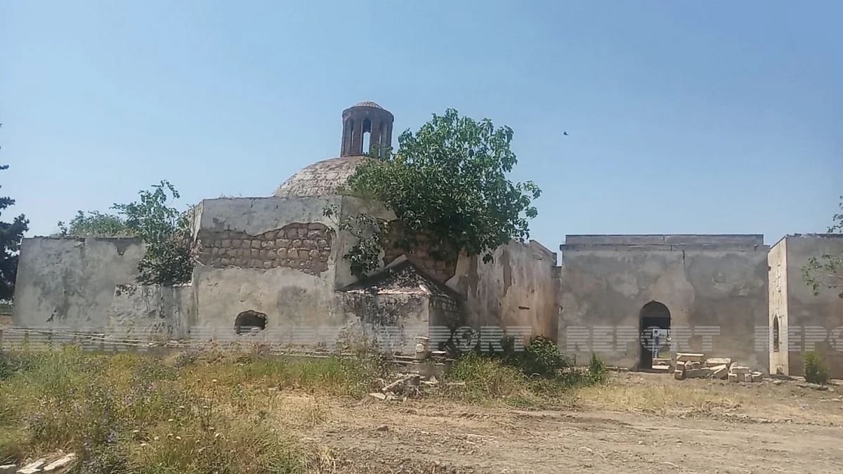 Jurnalistlər Pənahəli xanın sarayının yerləşdiyi imarət kompleksində olublar