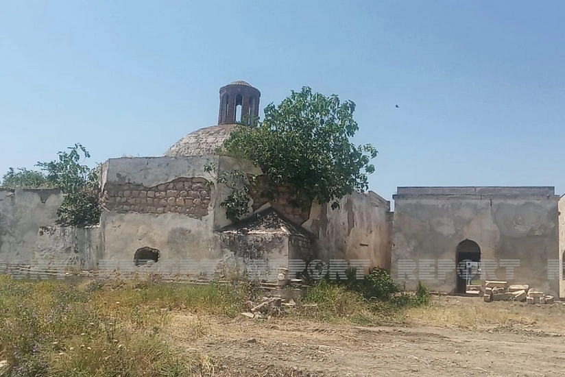 Jurnalistlər Pənahəli xanın sarayının yerləşdiyi imarət kompleksində olublar
