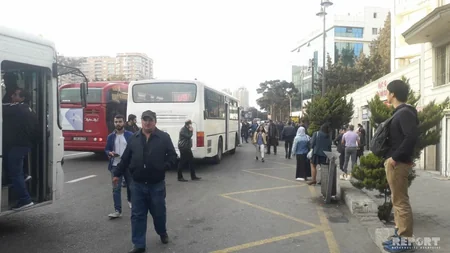 Bakıda BNA-nın cərimələdiyi avtobus sürücüsü sərnişinləri düşürərək xətdən çıxıb - FOTO - VİDEO