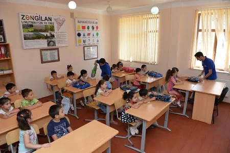 Regionlarda məktəblilərə çanta və dərs ləvazimatı hədiyyə edilib