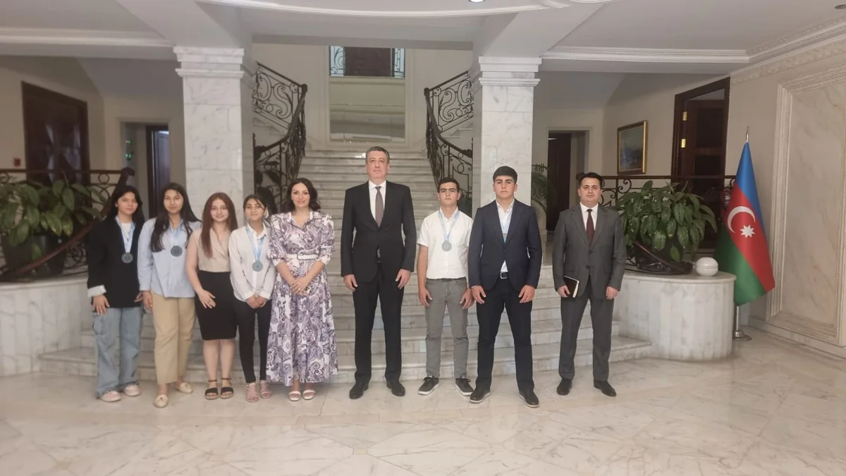 Azərbaycanın Tbilisidəki səfiri bilik olimpiadasında yüksək nəticə əldə etmiş soydaşlarla görüşüb