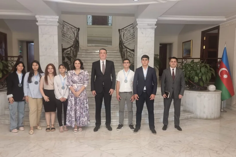 Azərbaycanın Tbilisidəki səfiri bilik olimpiadasında yüksək nəticə əldə etmiş soydaşlarla görüşüb