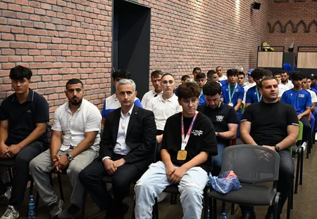 Fərid Qayıbov ay ərzində beynəlxalq yarışlarda uğurla çıxış etmiş idmançılarla görüşüb