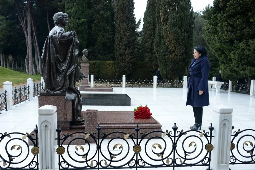 Gürcüstan Prezidenti Fəxri və Şəhidlər xiyabanlarını ziyarət edib