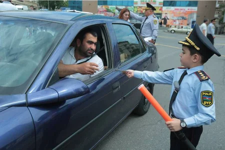 Bakıda uşaqlar yol polisini əvəz edib