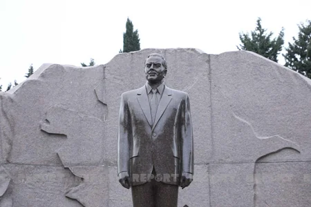 Azərbaycan xalqı Heydər Əliyevin xatirəsini yad edir - FOTOREPORTAJ