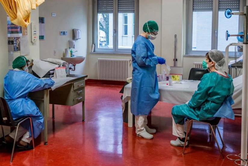 Sankt-Peterburqda tibb işçiləri kütləvi şəkildə koronavirusa yoluxdu