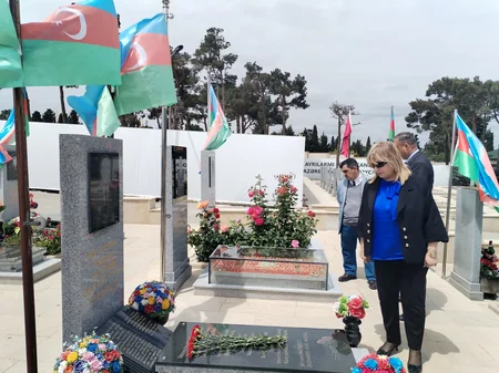 Azərbaycan Milli QHT Forumunun yeni rəhbərliyi Fəxri və Şəhidlər xiyabanlarını ziyarət edib