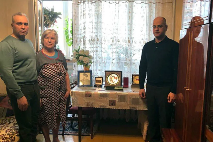 Azərbaycanın hərbi attaşesi belaruslu Milli Qəhrəmanımızın anasını ziyarət edib