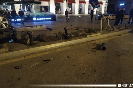 Bakının mərkəzində yol qəzası oldu, avtomobillərdən biri aşdı - YENİLƏNİB