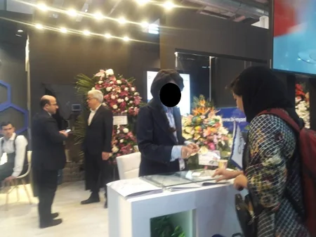İranda beynəlxalq sərgidə qadınlar hicab örtməkdən imtina ediblər