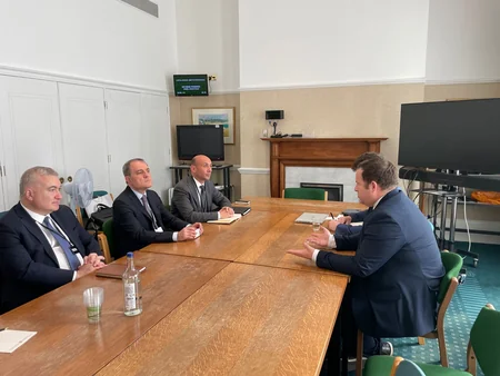 Ceyhun Bayramov britaniyalı nazirlə regional təhlükəsizlik vəziyyətini müzakirə edib