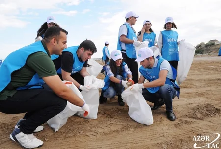 IDEA ictimai çimərlikdə növbəti təmizlik aksiyası keçirib